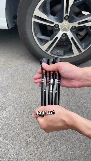 Deja de buscar tornillos perdidos a oscuras. Esta herramienta extractora magnética cuenta con una luz LED brillante, un cabezal flexible y una punta magnética potente para agarrar piezas en segundos.#mechanic #autorepair #magnetic #carsoftiktok #fyp 