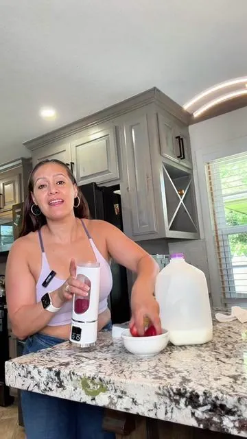 Es recargable, práctica y perfecta para llevar al gimnasio, al trabajo o de viaje. ¡Una de mis favoritas! #SummerDeals #DealsForYou #PortableBlender #KitchenGadgets 