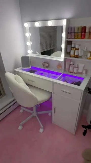 Hermoso vanity con vitrina de vidrio, espejo tipo camerino que alumbra muy bien #vanity #tocadordemaquillaje #bedroomdecor @CollaredEagle 