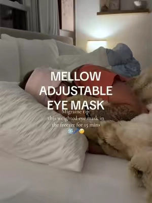 The perfect amount of pressure, freezer/microwave safe, blocks out all light and reversible 😴☁️ will not sleep without it 🤞🏻 #mellowsleep #weightedeyemask #adjustableeyemask #migrainerelief #melloweyemask 