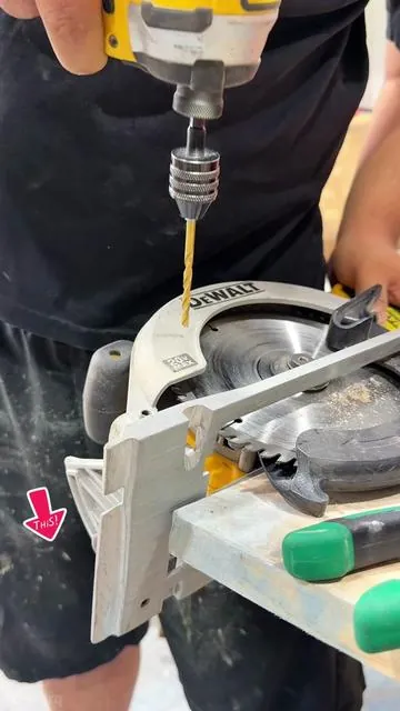 ¿Todavía desenroscando el mandril a mano? Ya existe una forma mucho más rápida.#diytools #bluecollar #tooltok #diy #woodworking 