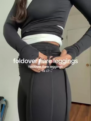 these leggings are soo flattering 💕 #leggings #flareleggings #tummycontrol #workoutleggings #pilatesoutfit 