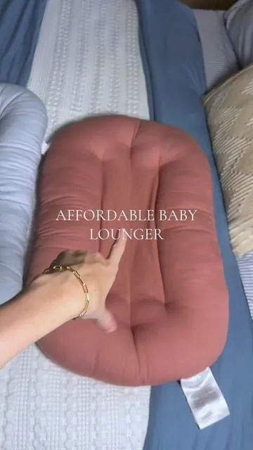Such a good baby find and love that it comes with a cover!! Must have baby item for sure!!! #babyessentials #babymusthaves #babyregistry #firsttimemom #babylounger