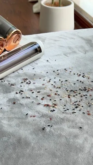 You don't need to worry about getting your furniture dirty.👋🏻 #dealsforyoudays #cleaning #mattressvacuum #xiaolang #tiktokmademebuyit 