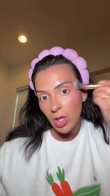 The creamiest blush and bronzer stick on the market! Blends effortlessly #tartecosmetics #tartemaracujajuicy #contourhack 