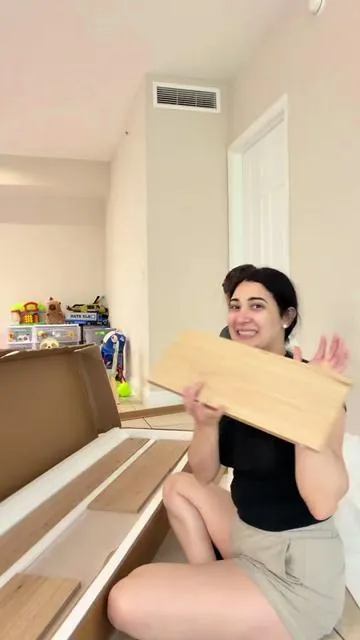 Hablamos de un mueble para televisión elegante y moderno que se adapta a cualquier espacio, mantiene todo organizado y cuenta con esquinas redondeadas para la seguridad de los niños. Te cuento por qué es el momento ideal para renovar tu espacio y te facilito un enlace al carrito de compra. #tvstand #home #tiktokshop #organization 