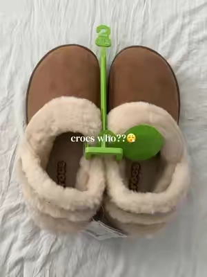 #crocs #furlinedcrocs #fuzzyslippers #clogs #fallshoes @Crocs 