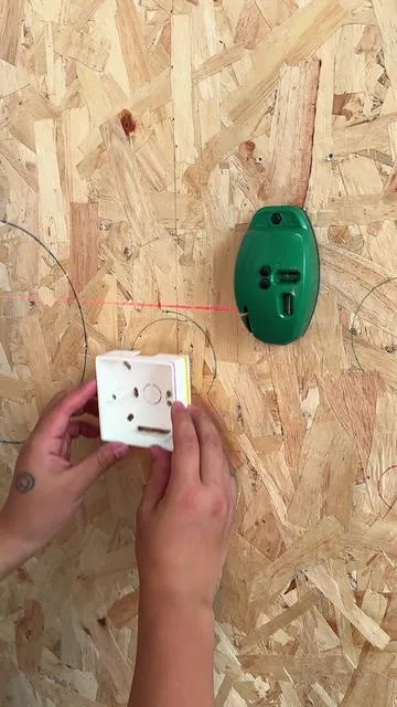 ¡Líneas rectas en segundos! El secreto para instalaciones perfectas#NivelLáser #HerramientasÚtiles #BricolajeFácil #MejorasDelHogar #instalaciónperfecta 