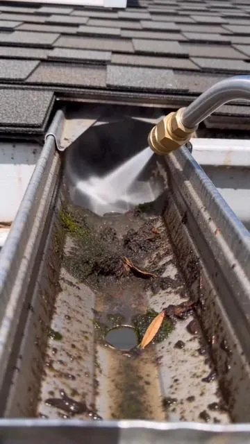 If the work at a high place makes you afraid or annoyed. Please take a look at this toolkit.       #pressurewasher  #extensions #housewashing #pressurewasheraccessorie #outdoorcleaning 