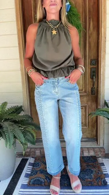 Give me all the denims jeans with interest! Obsessing over these pleat front, rolled hem jeans from @Flamingals #denim #jeans #momstyle #comfyjeans #denimjeans 