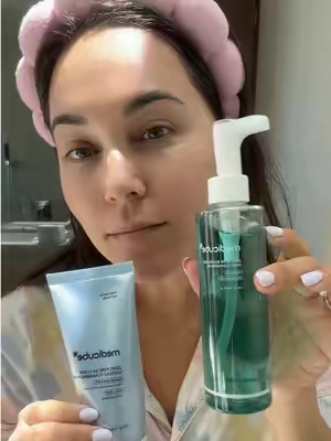 Double cleanse for cleaner, smoother-looking skin 💙 Remove makeup, sunscreen, and impurities while helping minimize the look of pores. Doble limpieza para una piel más limpia y suave. El aceite y el limpiador ayudan a eliminar maquillaje, protector solar e impurezas mientras dejan los poros con una apariencia más limpia. #Medicube #DoubleCleansing #PoreCare #KoreanSkincare #ClearSkin @medicube US Store @medicube global 