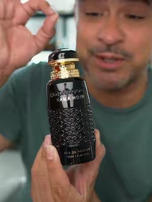 Si te gustan los perfumes cálidos y dulces con un toque elegante, Embarouge Kama Noir combina ámbar y vainilla cremosa en una fragancia unisex ideal para la noche, citas o eventos especiales. Eau de Parfum de 100 ml con larga duración. #PerfumeTok #MensFragrance #TikTokShop #Cologne #BellaVita
