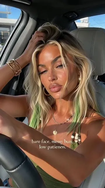 This summer’s go-to combo💚#sunglasses #highlight #green #fashioninspo #makeup 