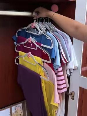 Conesteconectorparaganchospuedesahorrarhastalamitaddeespacio.Cuelgaconjuntoscompletosderopayencuentratusoutfitsmuchomásfácil. #OrganizaciónDelHogar#OrganizadorDeRopa#AhorraEspacio#Ganchos#GanchoParaPerchas