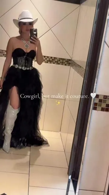 Cowgirl, but make it couture. 🤍✨ Puedes acompañarla con estos hashtags: #WesternFashion #CowgirlStyle #OOTD #WesternGlam #FashionInspo     