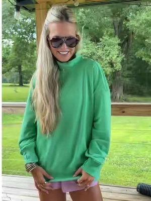This mockneck sweatshirt is such a good look for less find! Love the seaming details and colors! #tiktokshopcreatorpicks #mockneck #sweatshirt #oversizedsweatshirt #fallsweatshirt 