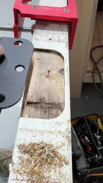 Las ranuras para las bisagras y los orificios para los tornillos se realizan con precisión en una sola operación.#tiktokshop #hinge #doorhinge #woodworkingtools #tooltok 