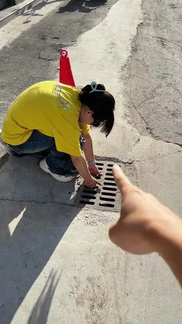 Deja de buscar tornillos perdidos a oscuras. Esta herramienta extractora magnética cuenta con una luz LED brillante, un cabezal flexible y una punta magnética potente para agarrar piezas en segundos.#mechanic #autorepair #magnetic #carsoftiktok #fyp 