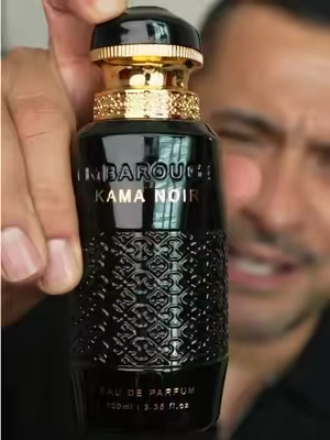 Embarouge Kama Noir, EDP unisex de cien mililitros. Perfil cálido de ámbar y vainilla, ideal para otoño, invierno y noches frescas de verano. Larga duración, se queda incluso en la ropa. #PerfumeUnisex #FraganciaAmbar #NotasGourmand #EmbarougePerfume 