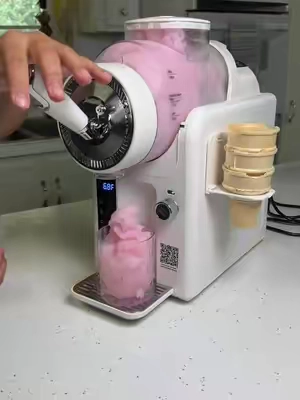 I’m obsessed! especially at the price she got it at 🙌🏾#slushmaker #frozendrinks #summervibes #icecream #trending 