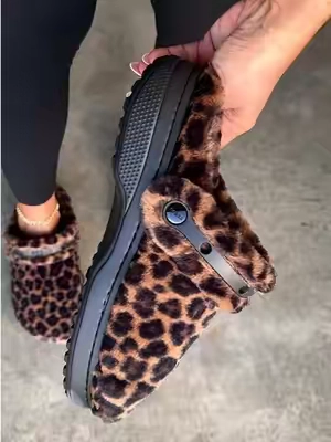 No way these last until Fall 🍂 #crocs #clogs #crocssuperbrandday #leopardprint #fuzzycrocs 
