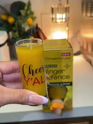 Una versión más suave y menos picante de los típicos shots de jengibre ardiente Beneficios para la salud: Apoya la salud del sistema inmunológico es antiinflamatorio antioxidante natural mejora la digestión @Greenhouse Juice 
