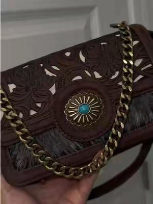 Obsessed is an understatement ✨🐮🤎 @Vaqueras Outfitters #trinityranch #westernfashion #westernpurse #cowhidepurse #cowgirloutfit 