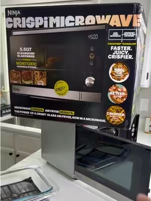 You’ll never have soggy microwave food again! @Ninja Kitchen take my money!! #microwave #airfryer #ninjakitchen #ninjacrispi #ninjacrispimicrowave 