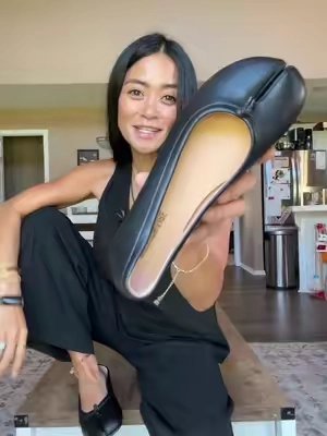 @Cushionaire just released their Maki Tabi flats and I am OBSESSED 😆😆  *For reference I am usually a size 5.5 and am wearing the size 6 and they fit very comfortably ◡̈ 