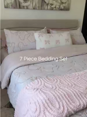 So soft and fluffy! Such a beautiful bedding set. 🛌 ☁️ 😴 #beddingset #comforterset #bedding 