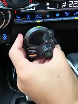 Está lloviendo fuerte afuera y decidí quedarme en el carro escuchando esas canciones lentas y melancólicas que se transmiten sin cables gracias a este mini aparato #diaslluviosos#tiktokshopsummersale#Summerwins#SummerFinds #WeeklyDeals