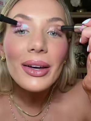 That PIGMENT?!?🤌🏼✨😮‍💨 @Time Phoria Global #viralmakeup #TikTokShopCosmetics #TTSBeautyBesties #SummerTurnUp #glittermakeup 