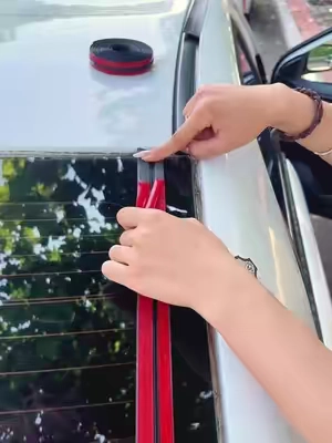 ¿Cansado de filtraciones por lluvia y el molesto ruido del viento en la carretera? 🌧️ Esta tira selladora de ventanas resistente bloquea el polvo y la lluvia intensa, además deja tu auto mucho más silencioso. Su instalación es muy sencilla y sirve para cualquier vehículo. 🚗 #windshield #carhacks #caraccessories #diycar #fyp 