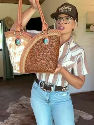 Grab it ⬆️ there! 💠🌵🤎 #montanawest #westernpurse #purse #westernstyle 