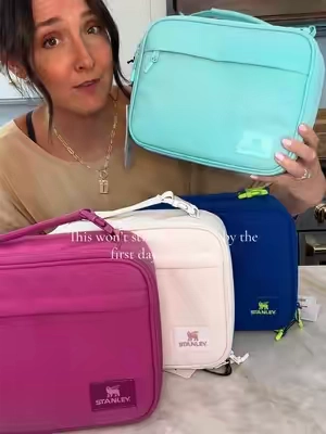 The Stanley lunchbox is about to be the lunchbox of the school year… 🎒✨ It’s roomy, durable, easy to clean, and the colors are so good. If you’ve been waiting to start back-to-school shopping, I’d grab this one before the most popular colors disappear! #Stanley #BackToSchool #SchoolEssentials #TikTokShop #tiktokshopsummersale
