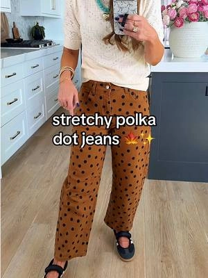 🖤RUN! These aren’t gonna last! Stretchy polka dot barrel jeans. True to size, SO cute!  #affordablefashion #fallstyle #polkadot #barreljeans #summertofalloutfits 
