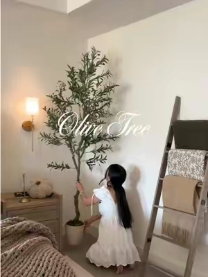 Un árbol de olivo es de esas decoraciones que nunca pasan de moda. 🤍🌿 Hace que cualquier espacio se vea más acogedor y elegante en minutos🫒✨ Ref/ 7 Feet  #homedecor #olivetree #artificialolivetree #decortips #cozyathome 