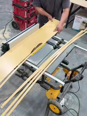 Para cortar piezas largas y estrechas, he optado por instalar dos dispositivos de posicionamiento.#TikTokshop #woodworking #tablesaw #diywoodworking #workshop 