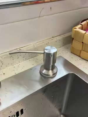 "Guarda el jabón para platos debajo del fregadero y tendrás la encimera mucho más limpia y ordenada. Este dispensador oculto se instala fácil y con solo presionar desde arriba tienes jabón al instante. #dispensadordejabón #utensiliodecocina #limpiezasinesfuerzo #fregaderointeligente #DealsForYouDays    "