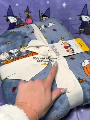 nothing hits quite like snoopy halloween nostalgia 😭🤎#snoopy #snoopyhalloween #charliebrown #itsthegreatpumpkincharliebrown #halloweendecor