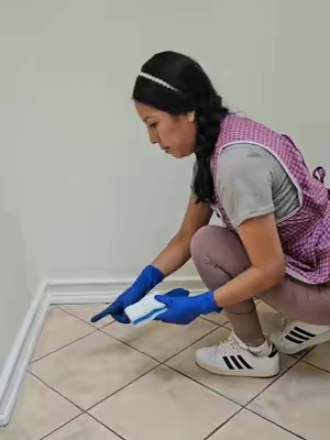 Unas manchas difíciles en el piso de la cocina las limpie con la esponja de melamina BioRobin Melamine magic eraser sponge  #limpieza #cleaning #cleaningtips #tiktokshop #tiktokshopsummersale 