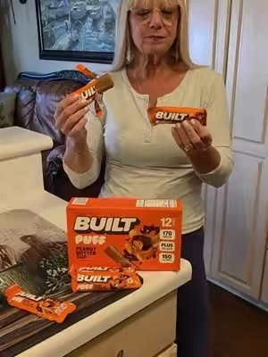 The best protein  bars EVER  and good for you! No guilt, no junk - low calorie & high protein Junkless protein bars! #BuiltPuffProteinBarsChocolatePeanutButter #LowCalorieHighProteinSnacks #WeightLoss #MealReplacement #PreworkoutSnackPostWorkOutSnack