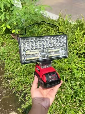 Ideal para acampar, trabajar o apagones.💡🏕️🧱#cordless #light #worklight #milwaukee #battery 