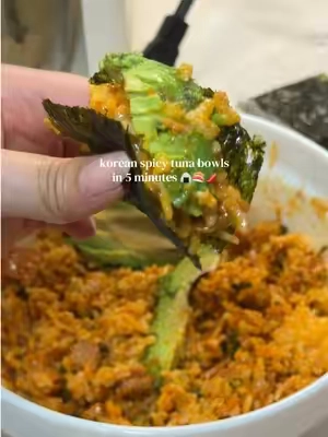 spicy korean tuna + kewpie mayo + furikake + crunchy garlic chili oil wrapped in crispy seaweed 🤤 and it all comes in the bundle!! #koreanfood #spicytuna #tunabowl #easymeals #tiktokshopfinds