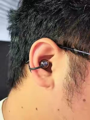 🎁❤️Game changer for workouts: clip-on earbuds#EarClipEarbuds #HiddenHeadphones #FashionEarbuds #WorkHacks #TechHacks 