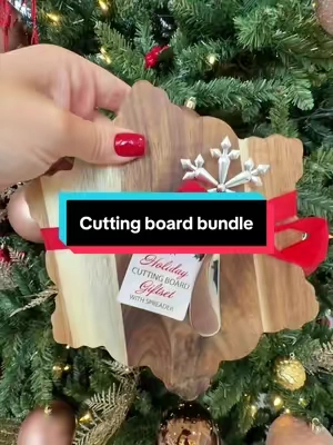 The perfect holiday gift with a cutting board, spreader, and bow completely ready to gift. #cuttingboard #christmasgifts #teachergifts #christmasinjuly #giftbundle 