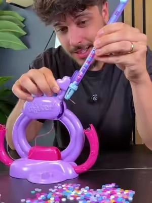 this bracelet maker is SO easy and fun!🤩 #braceletmaking #braceletmaker #tiktokshopcreatorpicks #giftsforgirls #friendshipbracelet 