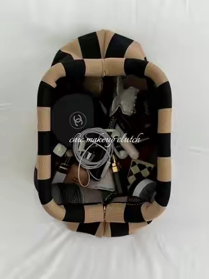 #makeupbag #girlythings #chicaesthetic #makeuppouch #clutchbag 