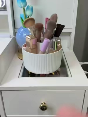 Mantén tu tocador o escritorio siempre organizado con este organizador giratorio de 360° con 5 compartimentos. Es perfecto para guardar maquillaje, brochas, skincare, joyería o artículos de oficina, manteniendo todo al alcance y con un diseño elegante que luce increíble en cualquier espacio. #Organización #OrganizadorGiratorio #Maquillaje #DecoraciónDelHogar #TikTokShopCreatorPicks