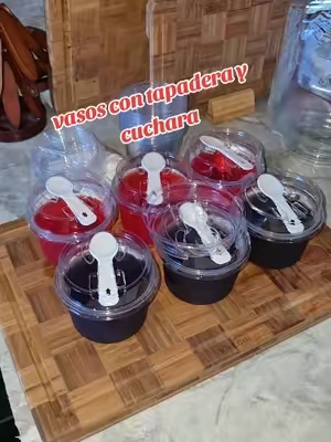 paquete de vasos con tapadera y cuchara, vasos para postres. #tiktokshopsummersale  #clearplasticcups  #vasosdesechables  #vasosparapostres 